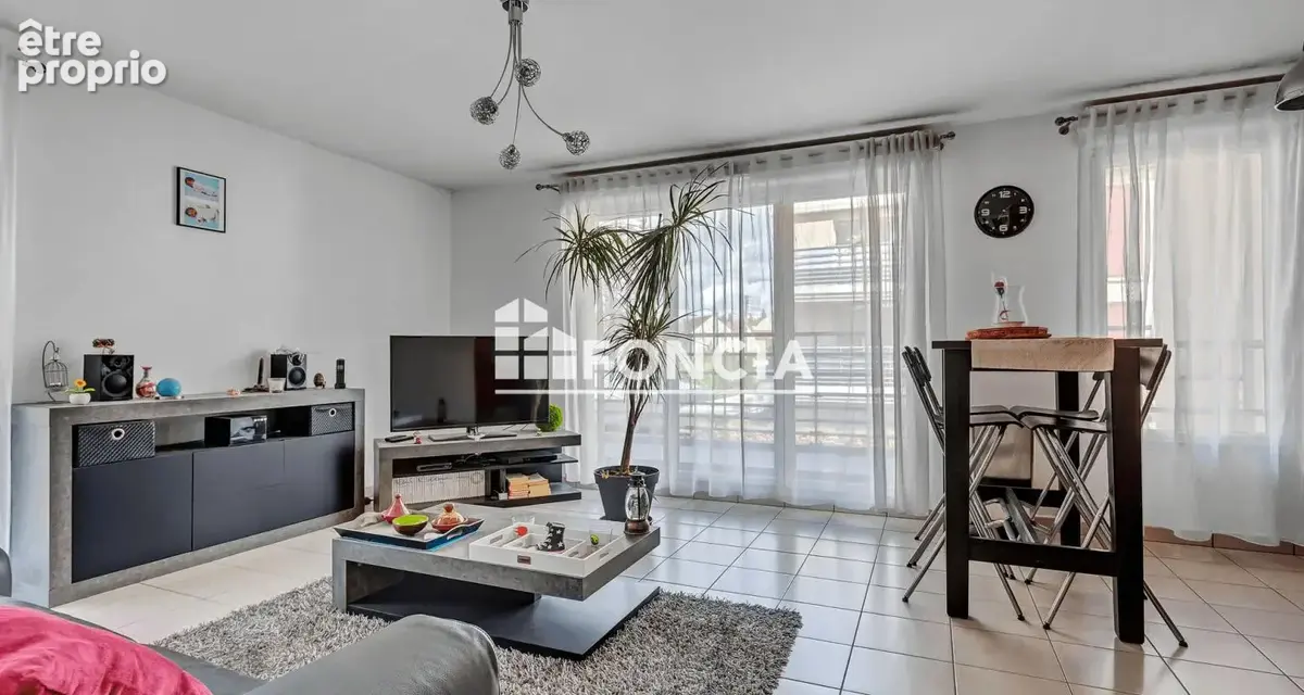 3 pièces de 58m2 Loi Carrez et 66m2 au sol avec loggia, au 1er étage avec ascenseur, 1 box, immeuble de 2013 dont 260 € de charg - photo 2