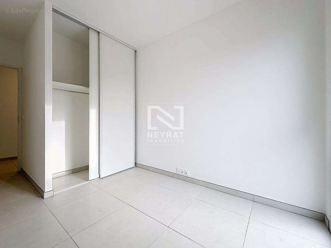 Quartier jean moulin - t4 dernier etage avec double parking - photo 7