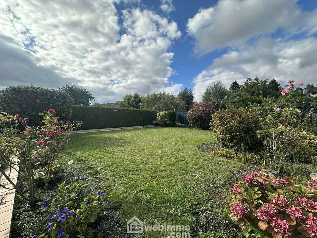 Erigé sur un terrain entièrement clos de 699 m² - Maison à LAON