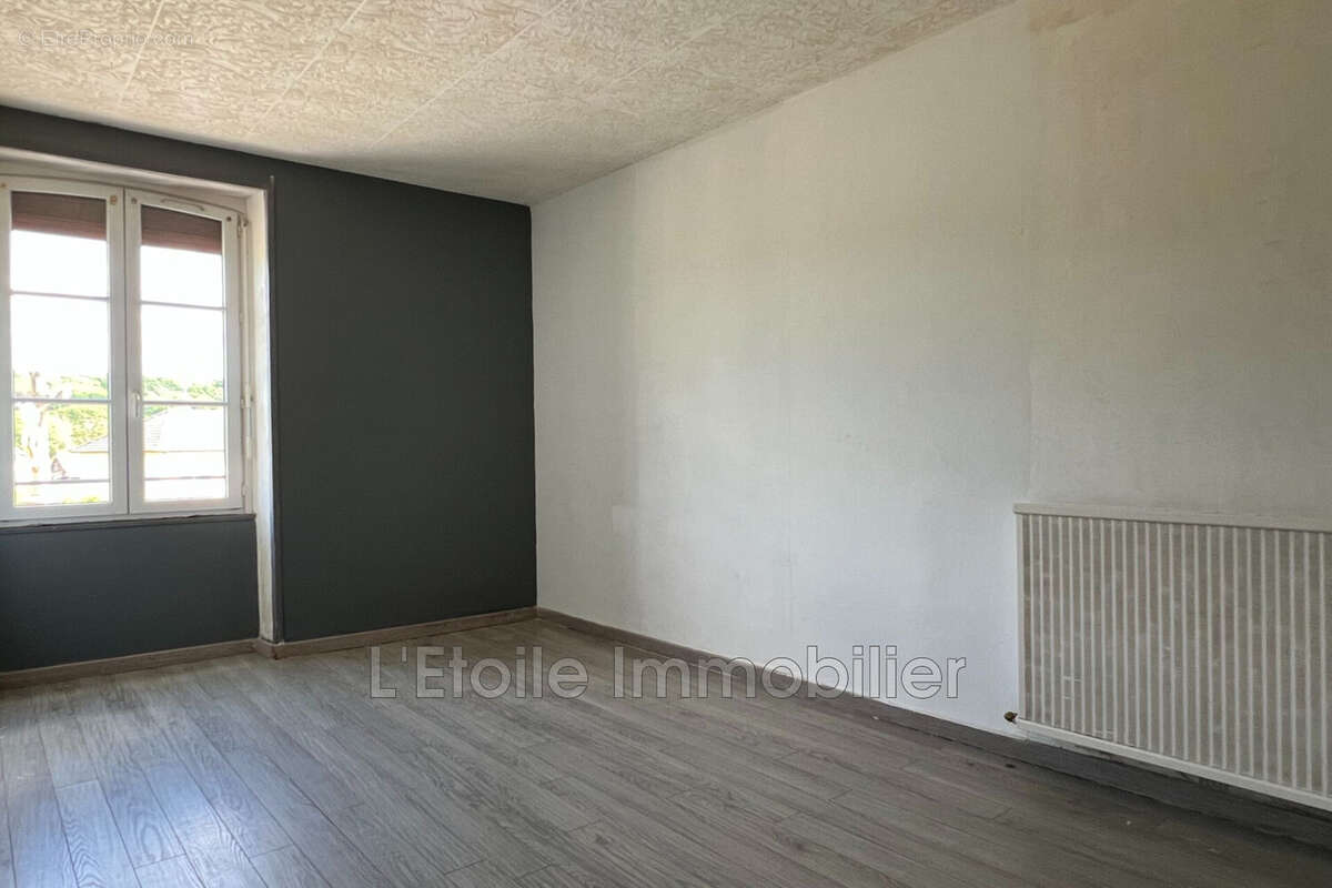 Maison à LA CHAPELLE-MONTLIGEON