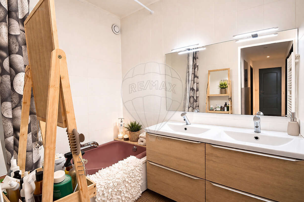 Appartement à SAINT-LAURENT-DU-VAR