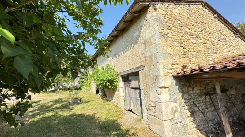  Corps de ferme à rénover – Un fort potentiel au cœur de la campagne CHARMANT (16) - photo 12