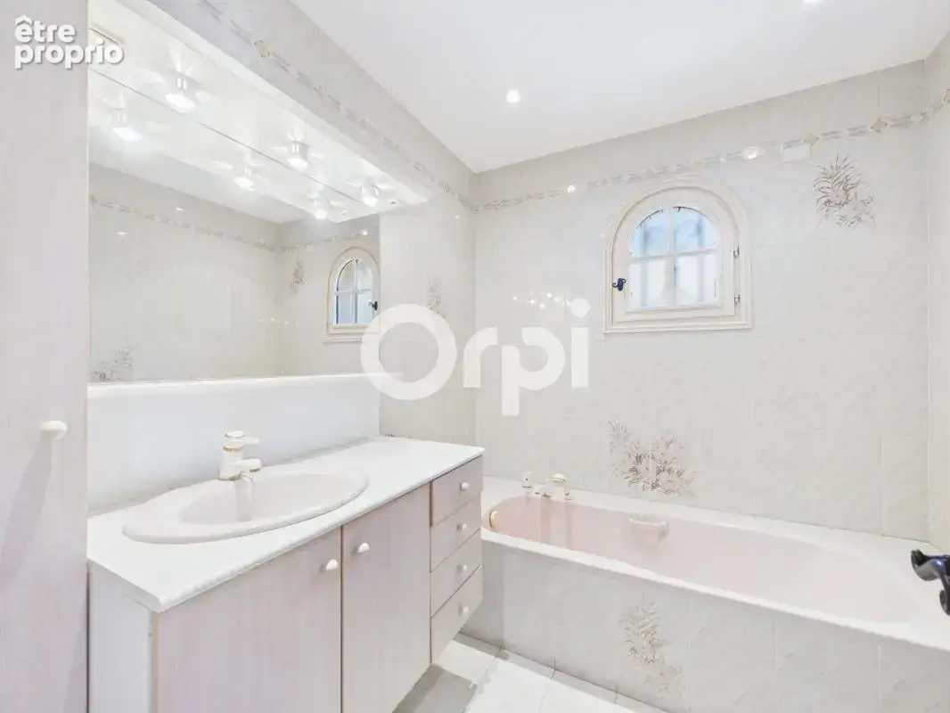 A rafraichir - maison individuelle + dependance + garage + piscine + annexes - photo 11