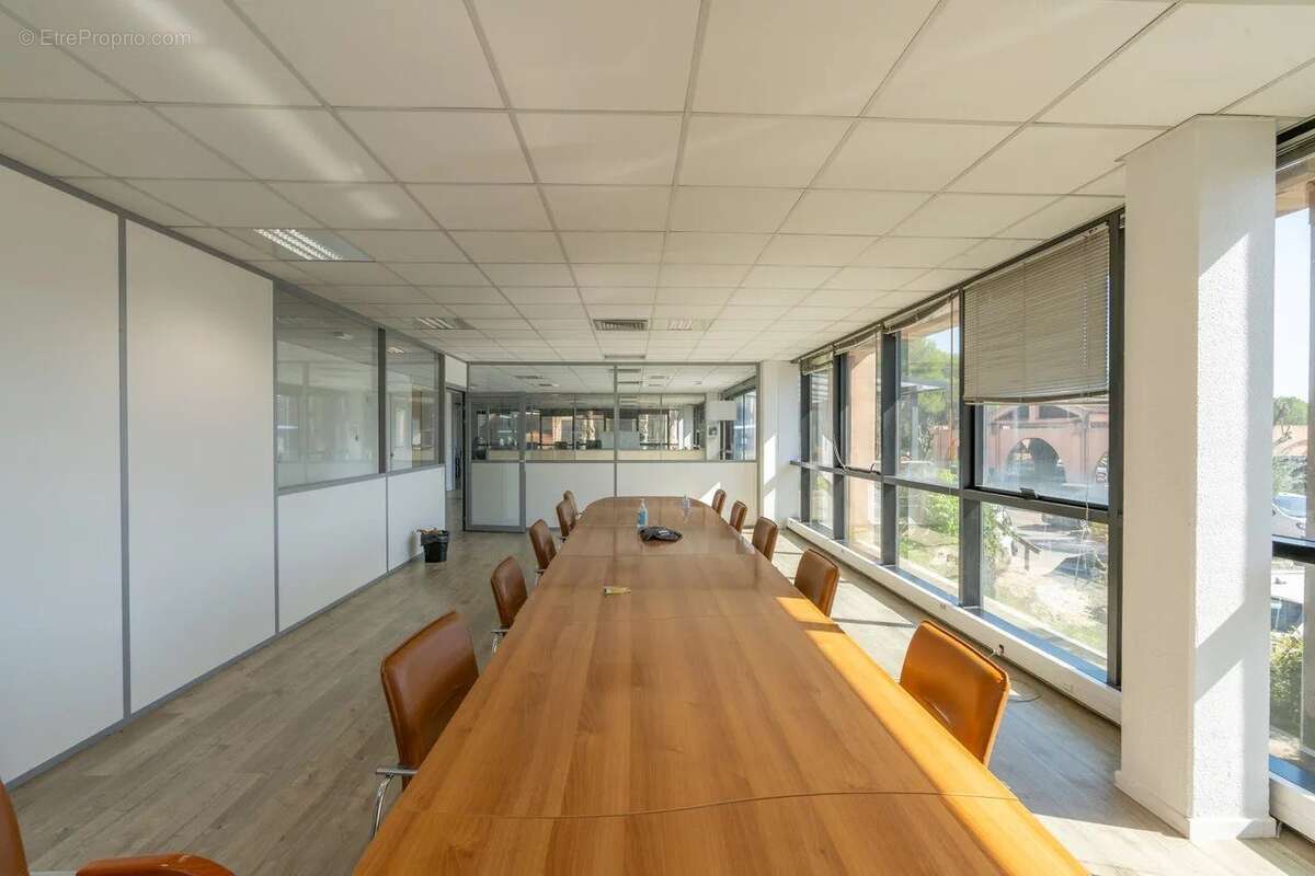 Commerce à VALBONNE