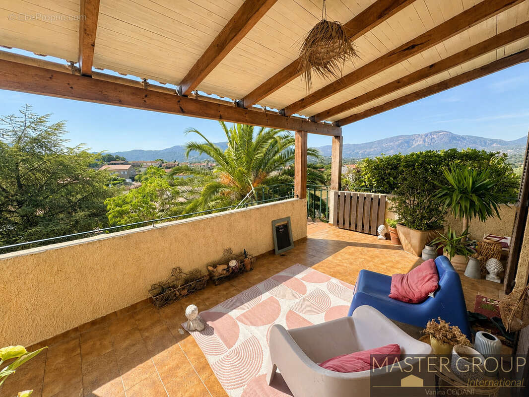 AJACCIO   Superbe villa de près de 200 m2 avec piscine, 6 chambres, deux appartements indépendants, garage et - photo 3