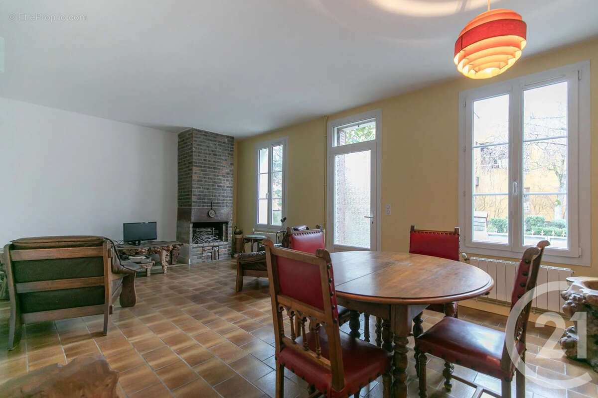 Maison à SAINT-MAUR-DES-FOSSES