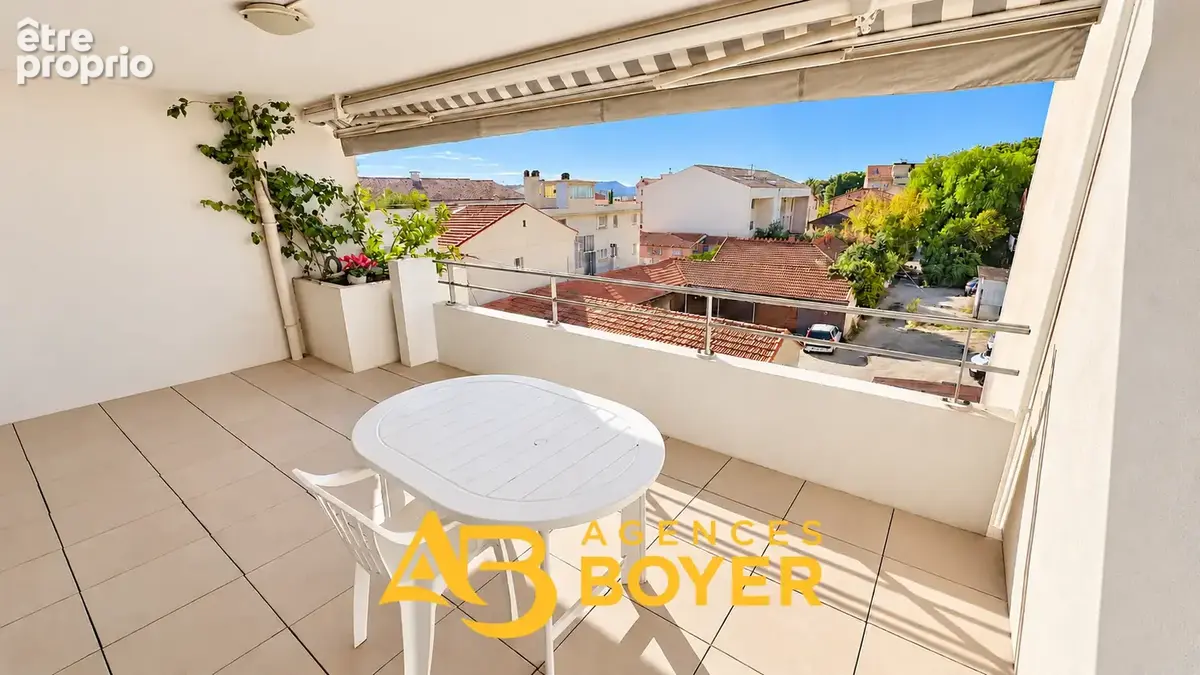 BANDOL CENTRE-VILLE   T4 de plus de 83 m2 avec terrasse et balcon, 2 garages possibles en sus - photo 7