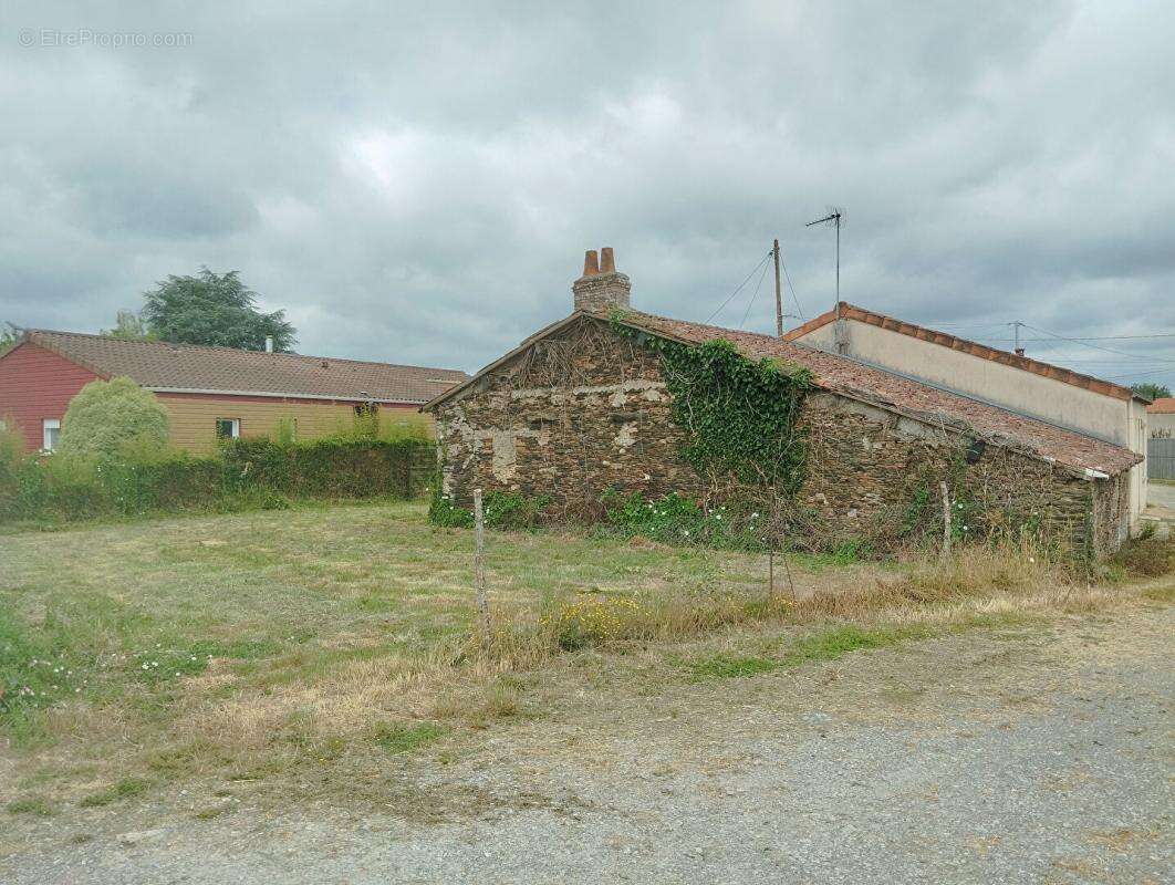 Maison à MONTREVAULT