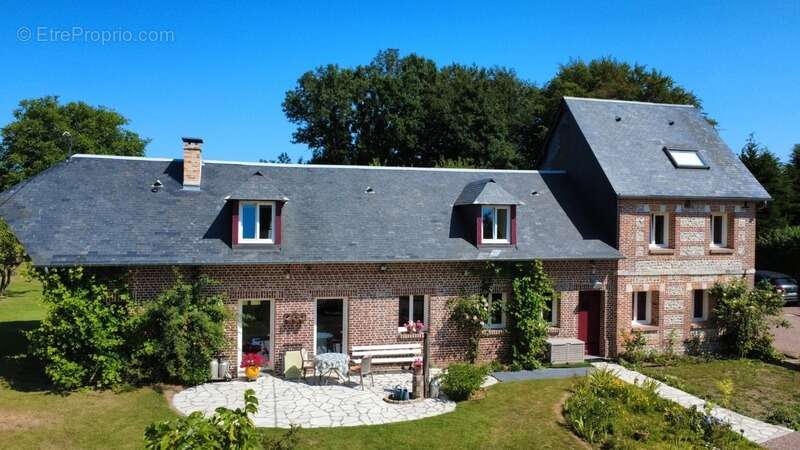 Maison de caractère en brique et silex – XIXe siècle – Environ 193 m² habitables – Terrain de 3 200 m² - photo 2