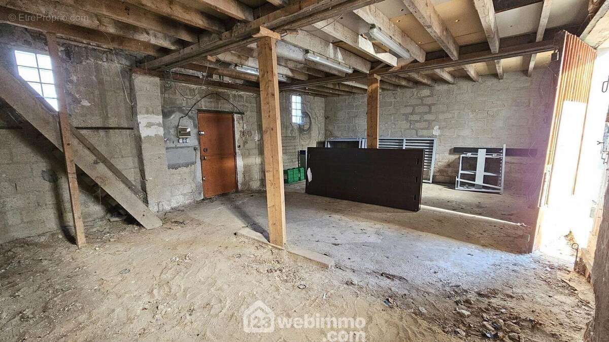 Une pièce de 44 m² au sol.
