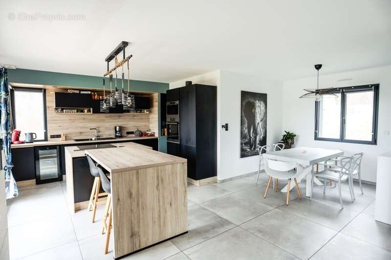 Maison 5 pièces - 137 m² - SAINT MAURICE (63270) - 405 000 euros - photo 4