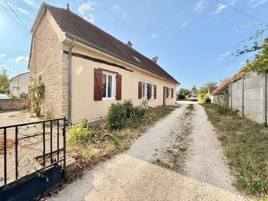 Aux portes d’Auxonne : Charme de l'ancien et beaux volumes. 6 chambres - 3 garages - photo 7