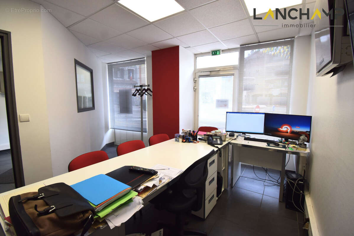 Immeuble transformé en bureaux centre ville Culoz - photo 2