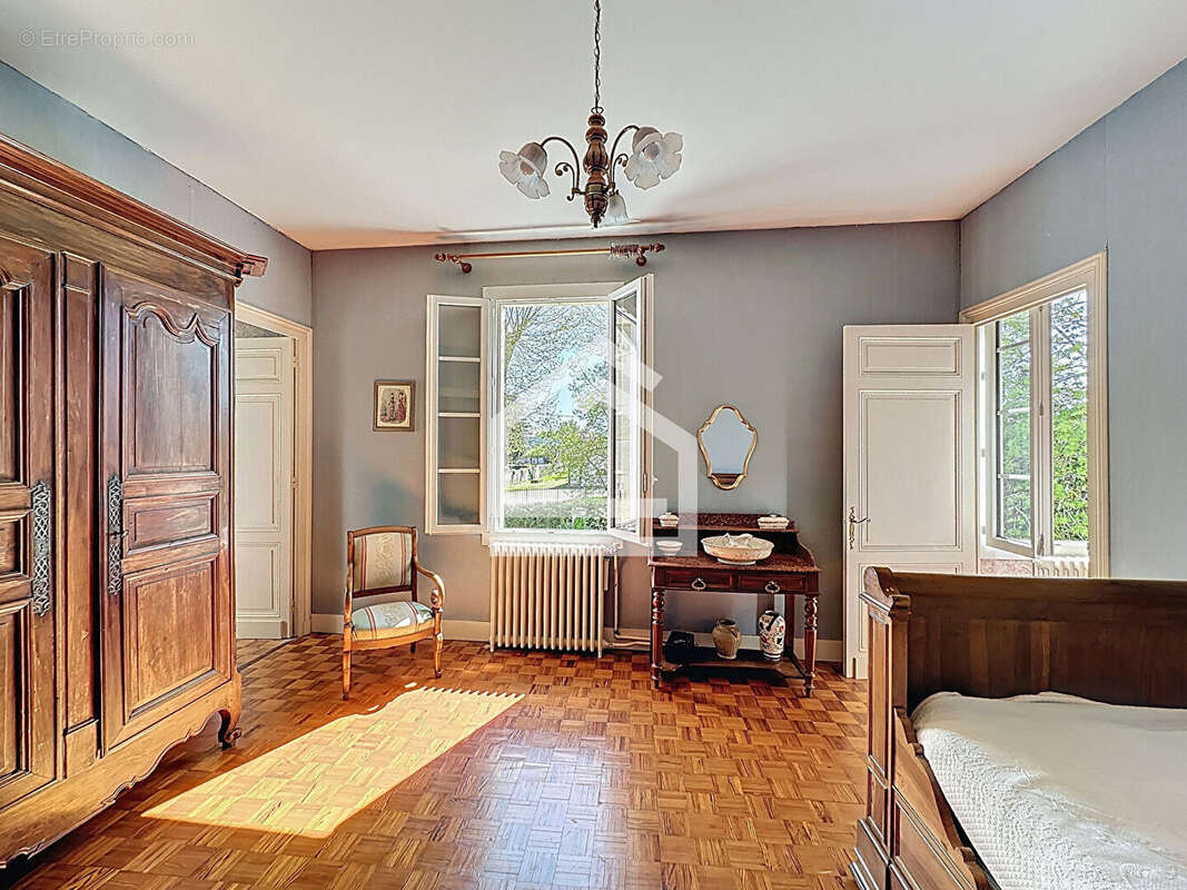 Maison à SAINT-MEDARD-DE-GUIZIERES