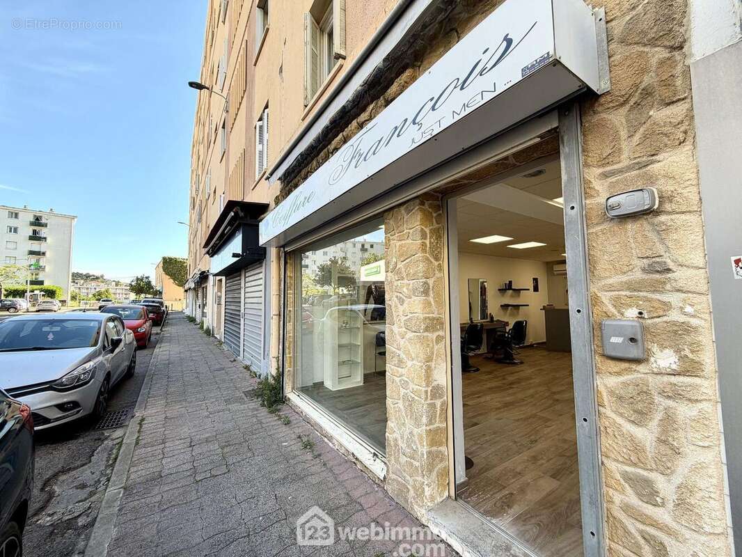 La vitine donne sur la rue - Commerce à BASTIA