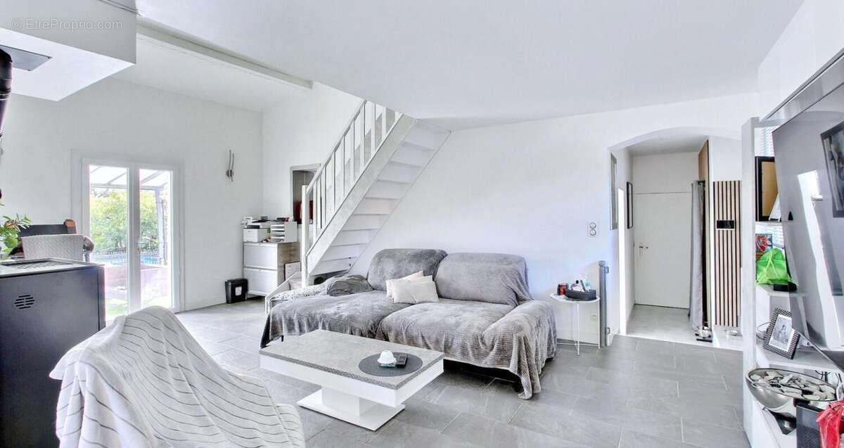 Flassans Sur Issole - Villa  185m² avec logement indépendant 2888m² de terrain avec piscine ! - photo 7