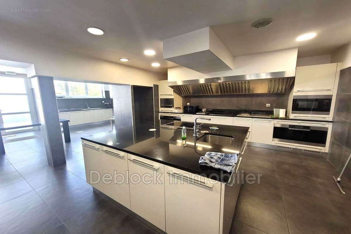 Commerce à TETEGHEM