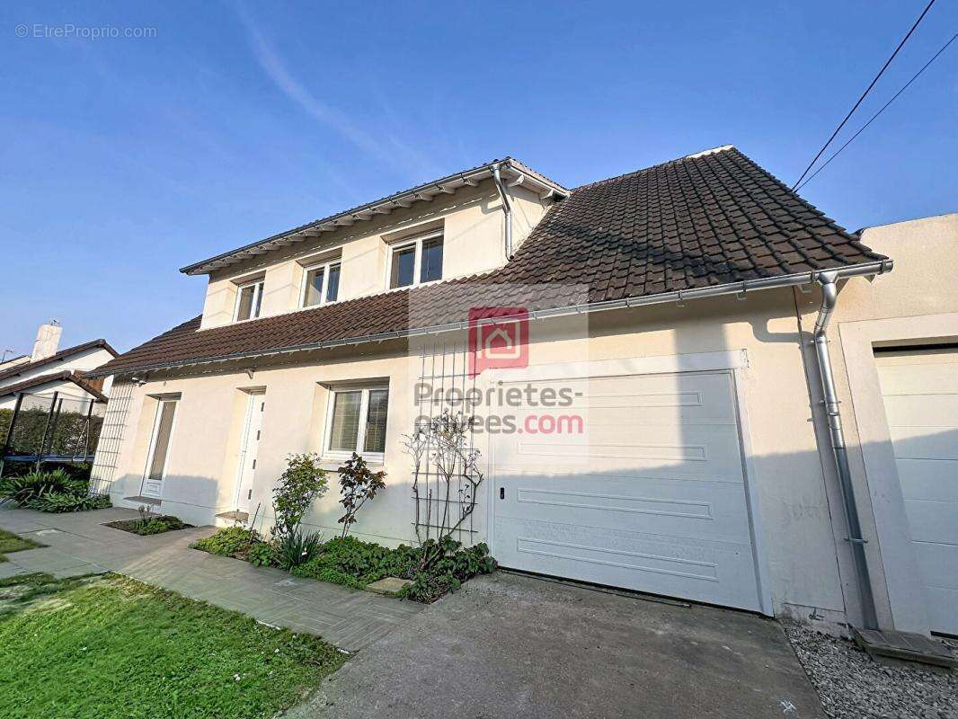 Maison à LE PERRAY-EN-YVELINES