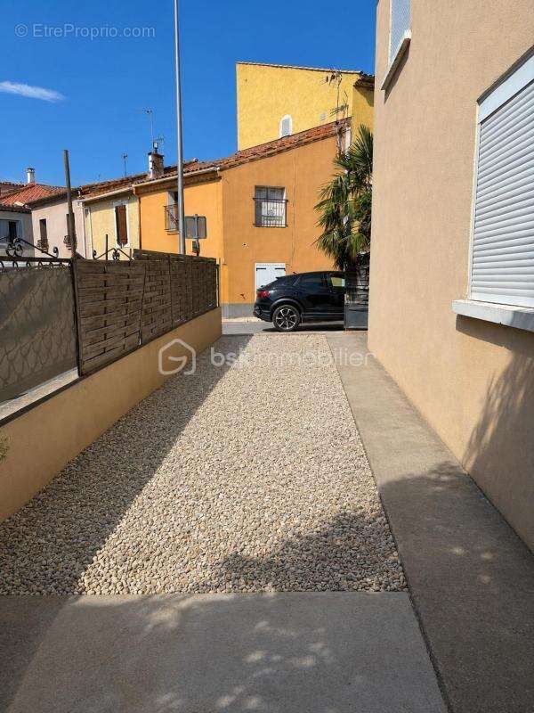 VIAS – Maison 3 faces avec extérieur, stationnement et 3 chambres, à 2 km de la plage ! - photo 2