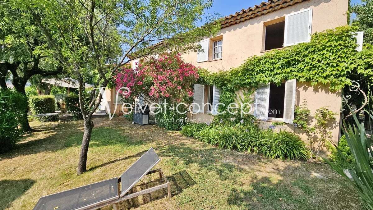 Maison à CHATEAUNEUF-GRASSE