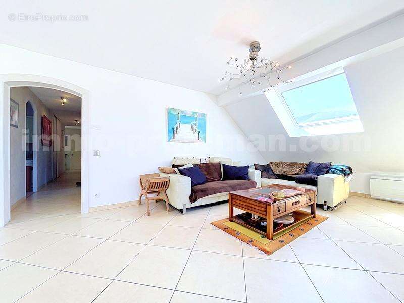 Appartement_T4_Gaillard_belle_superficie_prix_frontière_Suisse_direction_GENEVE_autoroutes_investissement_locatif_vente_vue_séjour_salon - Appartement à GAILLARD
