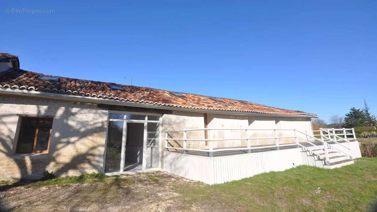 Maison à VILLEBOIS-LAVALETTE