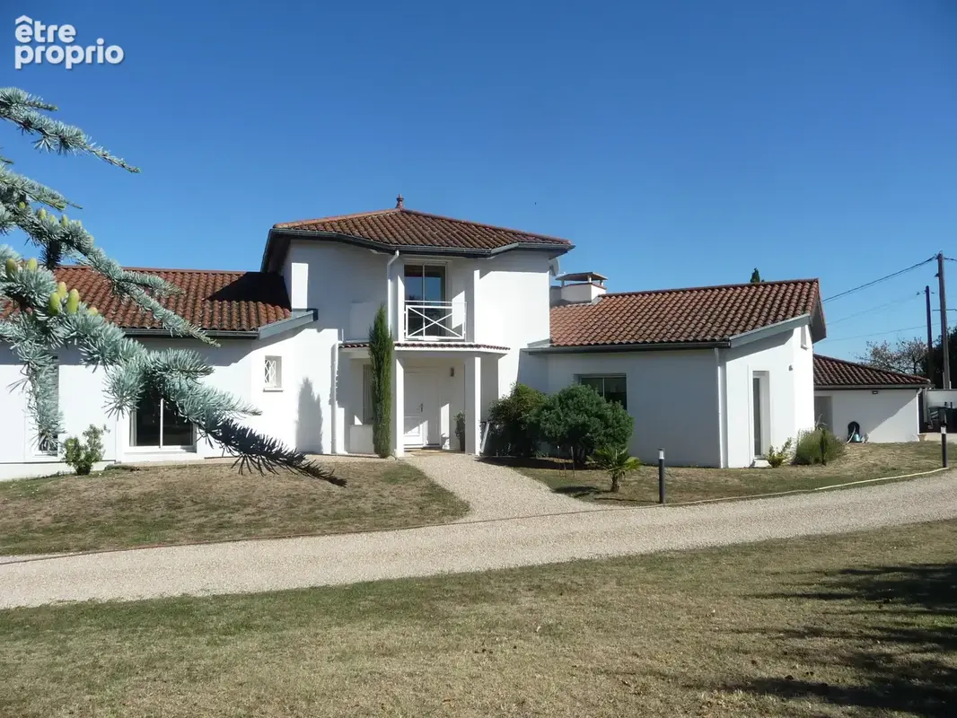 Montbrison superbe villa contemporaine avec piscine   208 m2   terrain de 2 700 m2 - photo 3