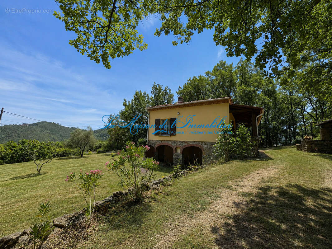 Maison à MEYRANNES