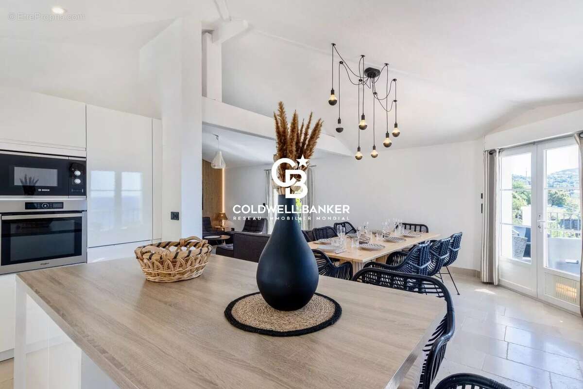 Située dans un domaine privé et sécurisé d’Agay à Saint-Raphaël, opportunité d’investissement rare sur la Côte d’Azur, alliant e - photo 16