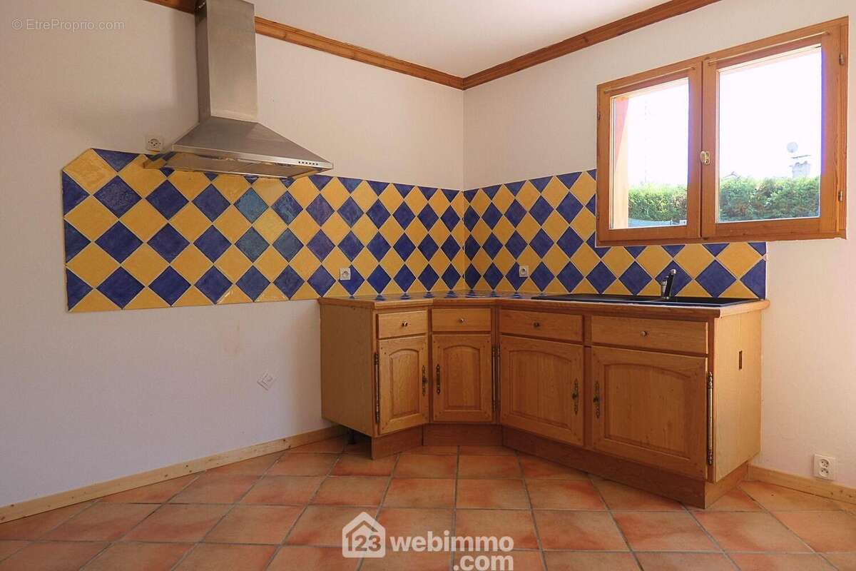 Ses 2 pièces offrent un accès direct à la terrasse - Maison à UGINE