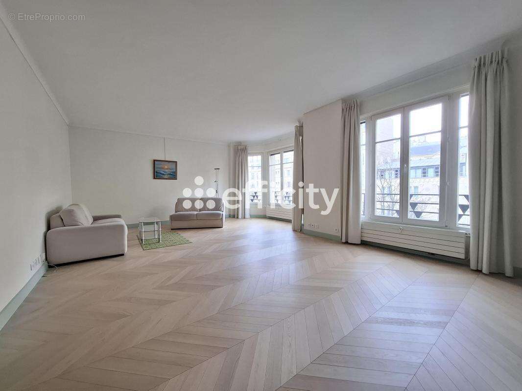 Appartement à PARIS-8E