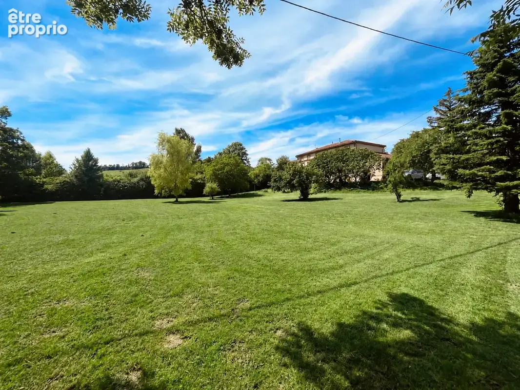 Maison de caractère avec dépendances et terrain de plus d’1,4 hectare. - photo 3