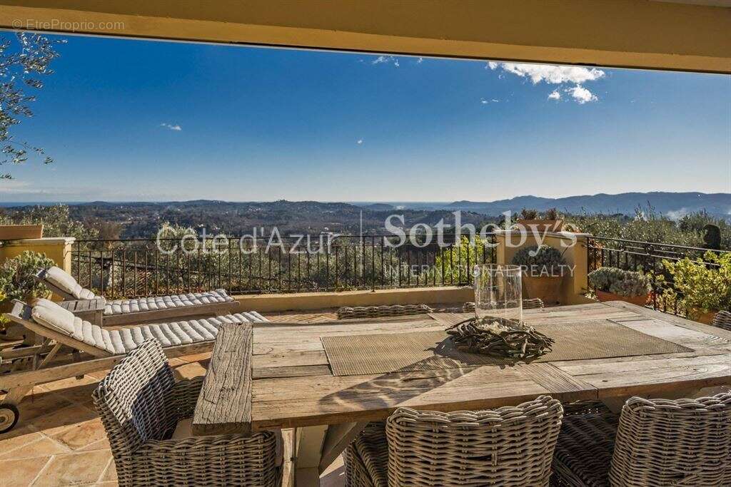Maison à CHATEAUNEUF-GRASSE