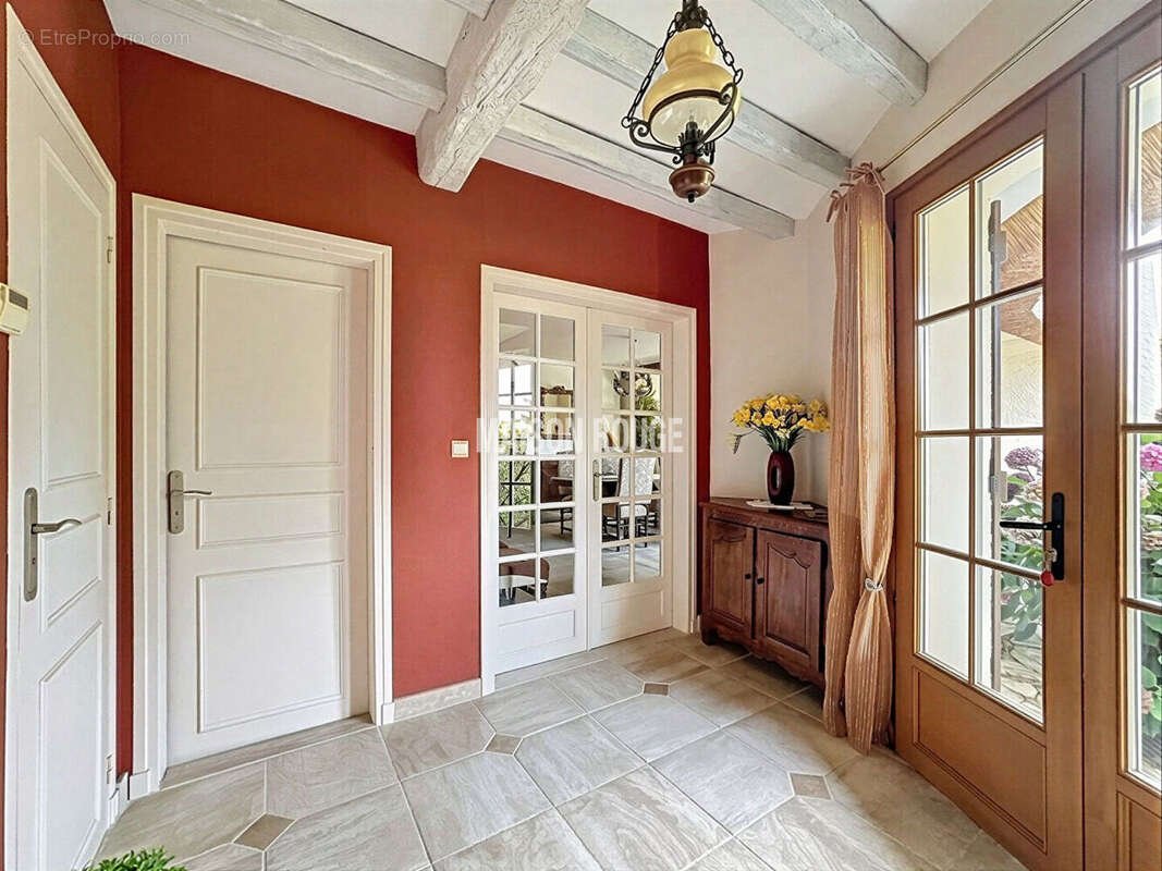 Maison à LE MESNIL-SAINT-DENIS
