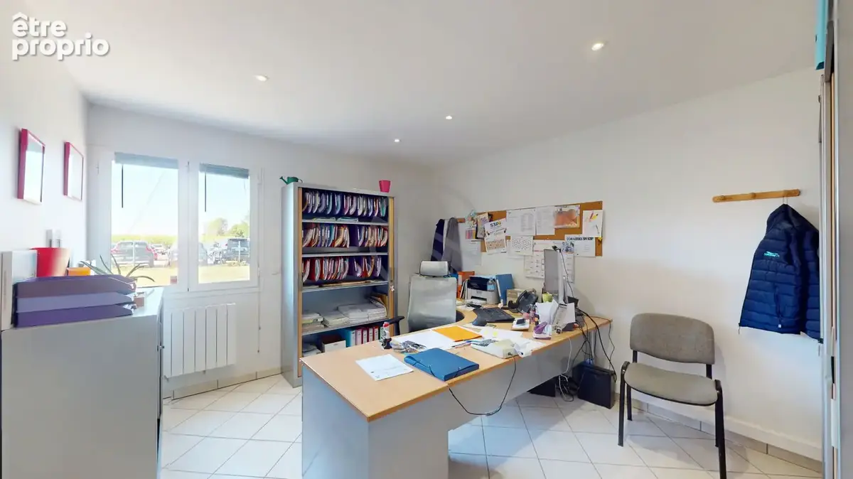 Local d'activité avec bureaux et entrepôt - photo 5