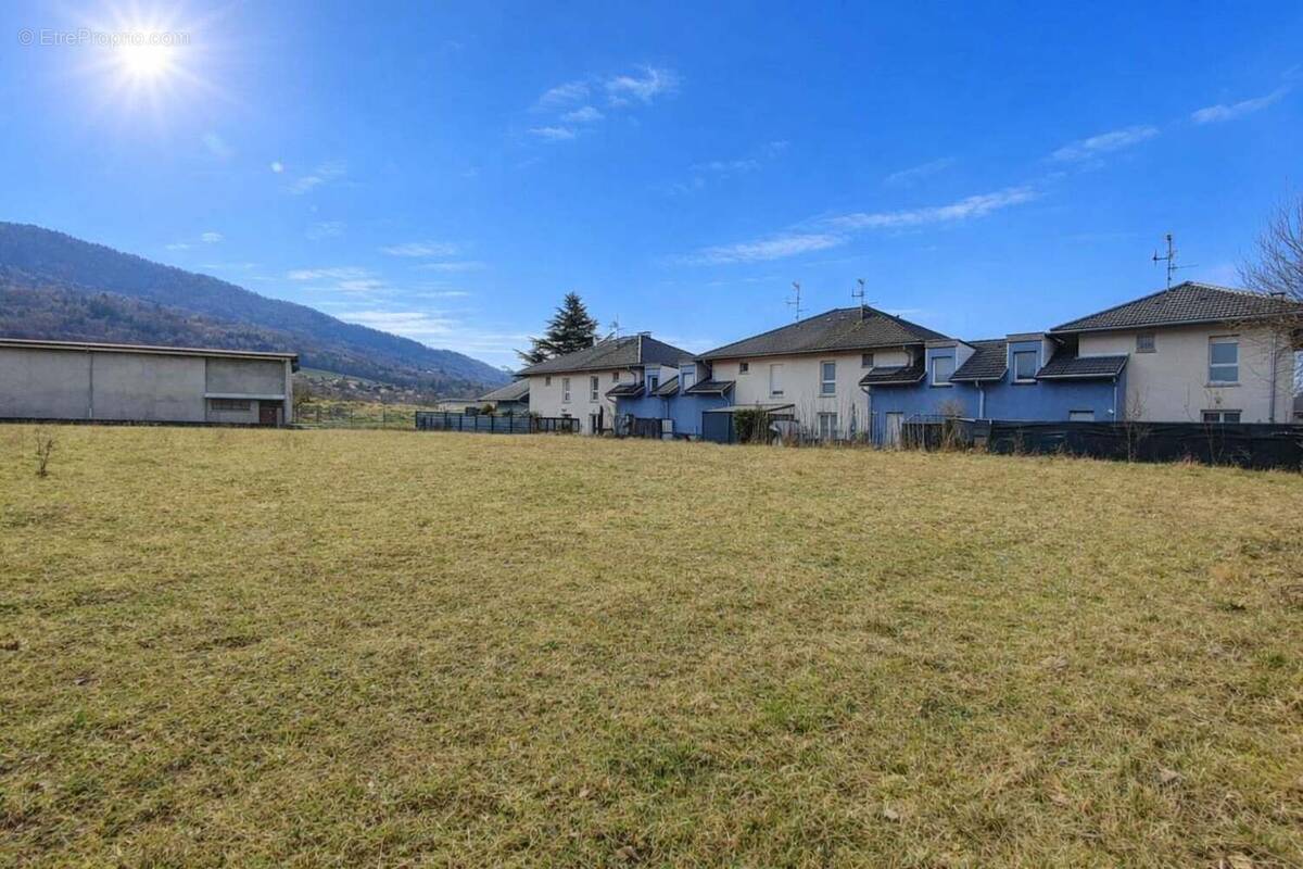 Terrain à CRANVES-SALES