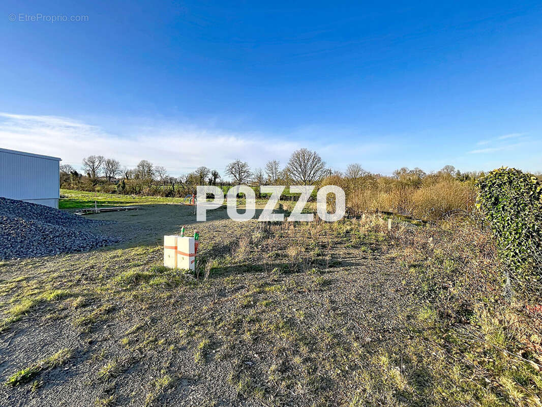 Terrain à VILLEDIEU-LES-POELES