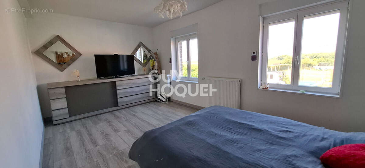 Maison mitoyenne de 192m² entièrement rénovée avec terrain de loisir au bord de l'eau - photo 3