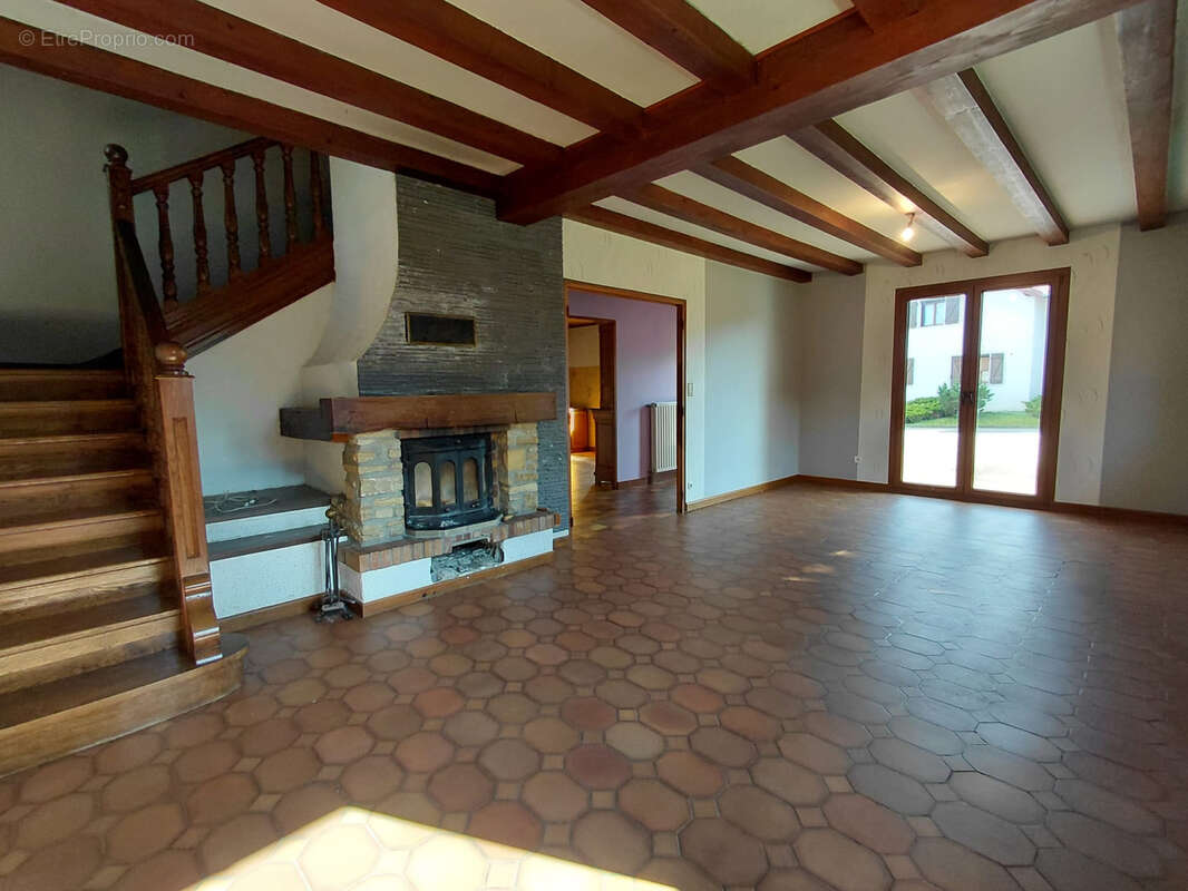 Maison familiale 5 chambres à Pierrefontaine-les-Varans sur une parcelle d'environ 10 ares - photo 2