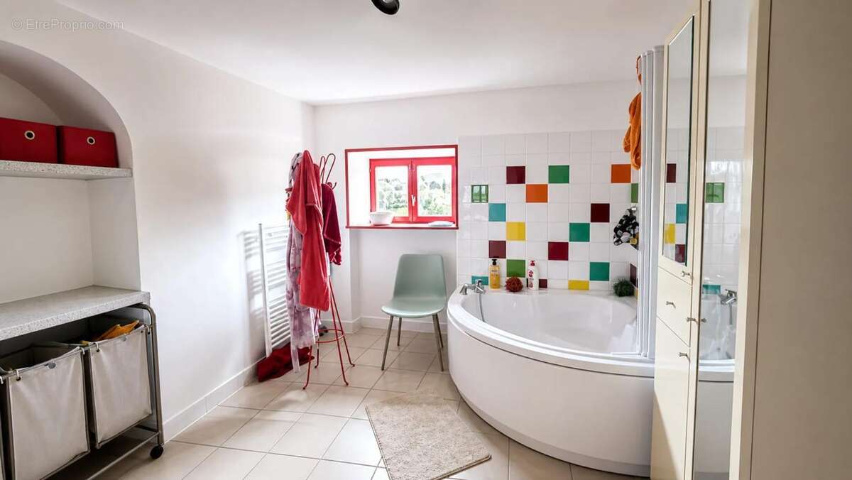 Demeure familiale de caractère de 296 m² avec 8 chambres, garage - photo 8