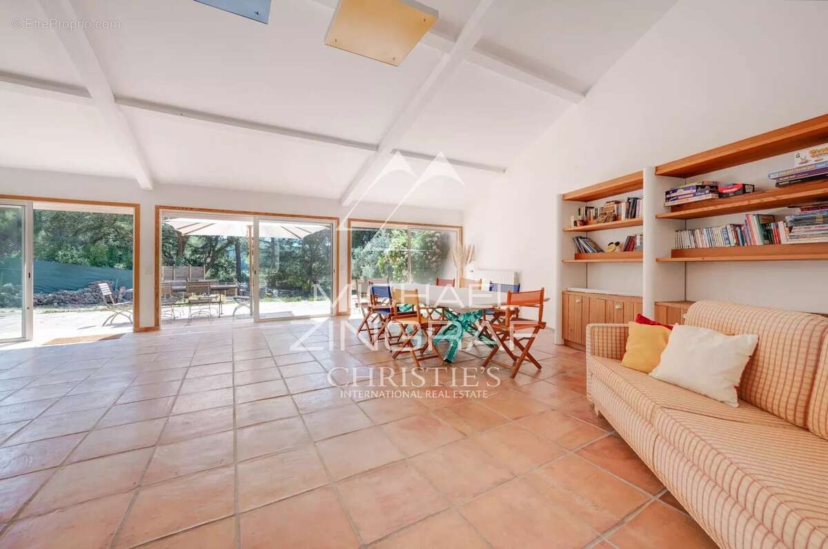 Maison à SAINT-CYR-SUR-MER