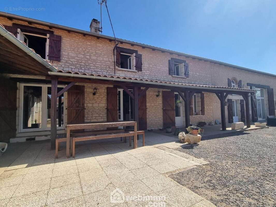 A l'extérieur, une terrasse couverte,