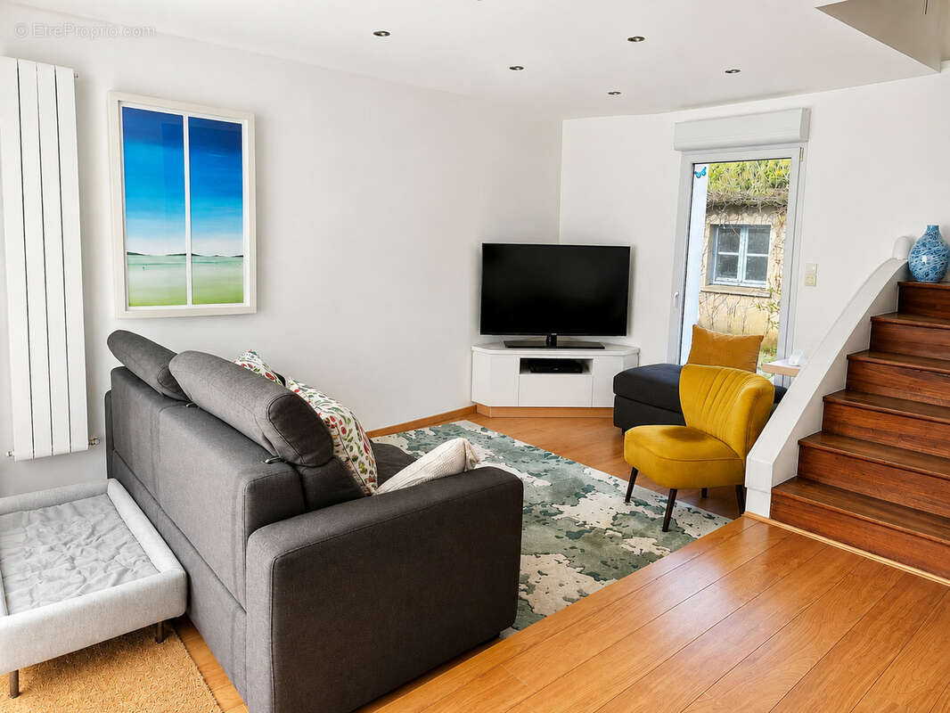 Maison familiale de 110 m2 rénovée avec espace bureau et dépendances à trignac - photo 1