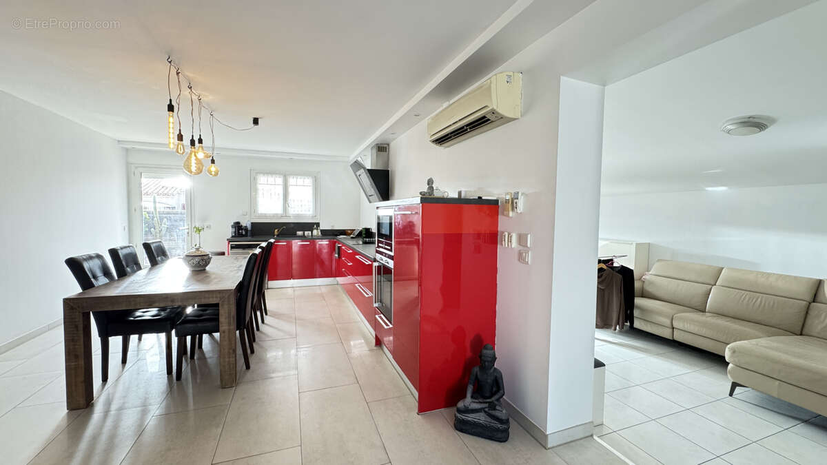 Maison à SAINT-LAURENT-DE-LA-SALANQUE