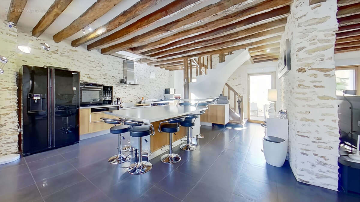 Beaux volumes RDC 60 m2 - Maison à OZOIR-LA-FERRIERE