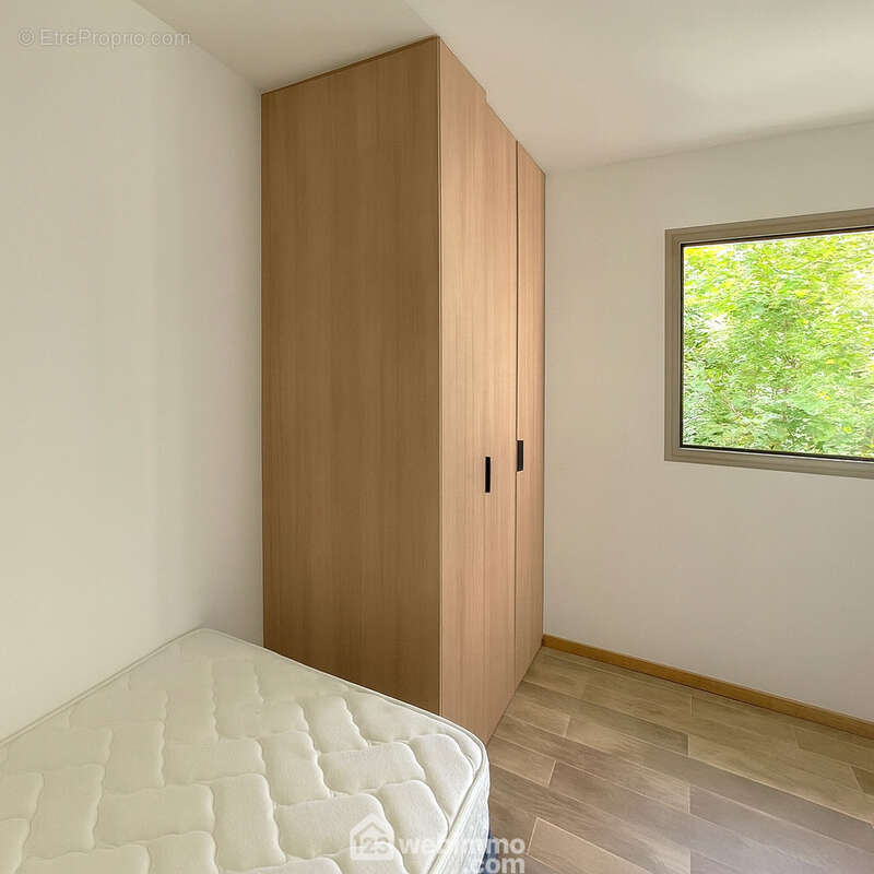 Chambre lumineuse avec vue verdure, équipée d?un grand placard. - Appartement à SAINTE-MAXIME