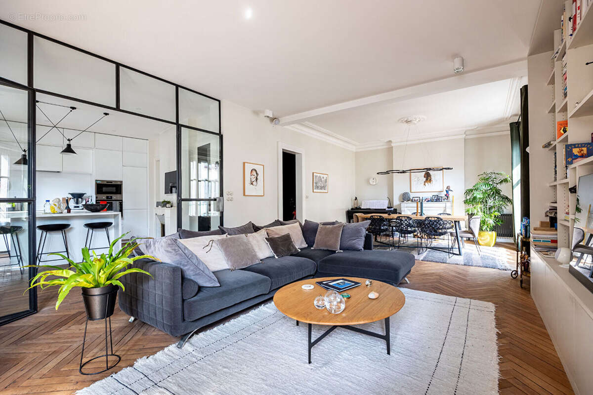 Appartement de prestige 134 m² dans un immeuble de caractère avec ascenseur et parking. - photo 2