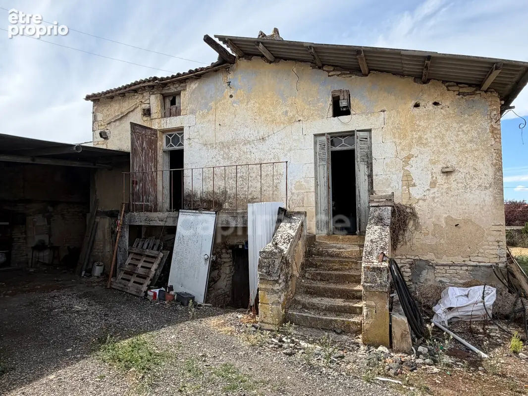 Ensemble de maisons anciennes à rénover d'environ 180m² à Neuville de Poitou (86) - photo 11