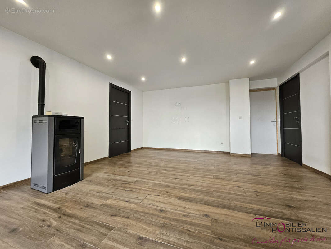 Appartement à FRASNE
