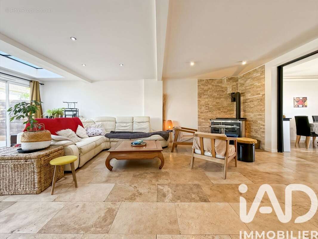 Maison 186 m² à Laval  - photo 2